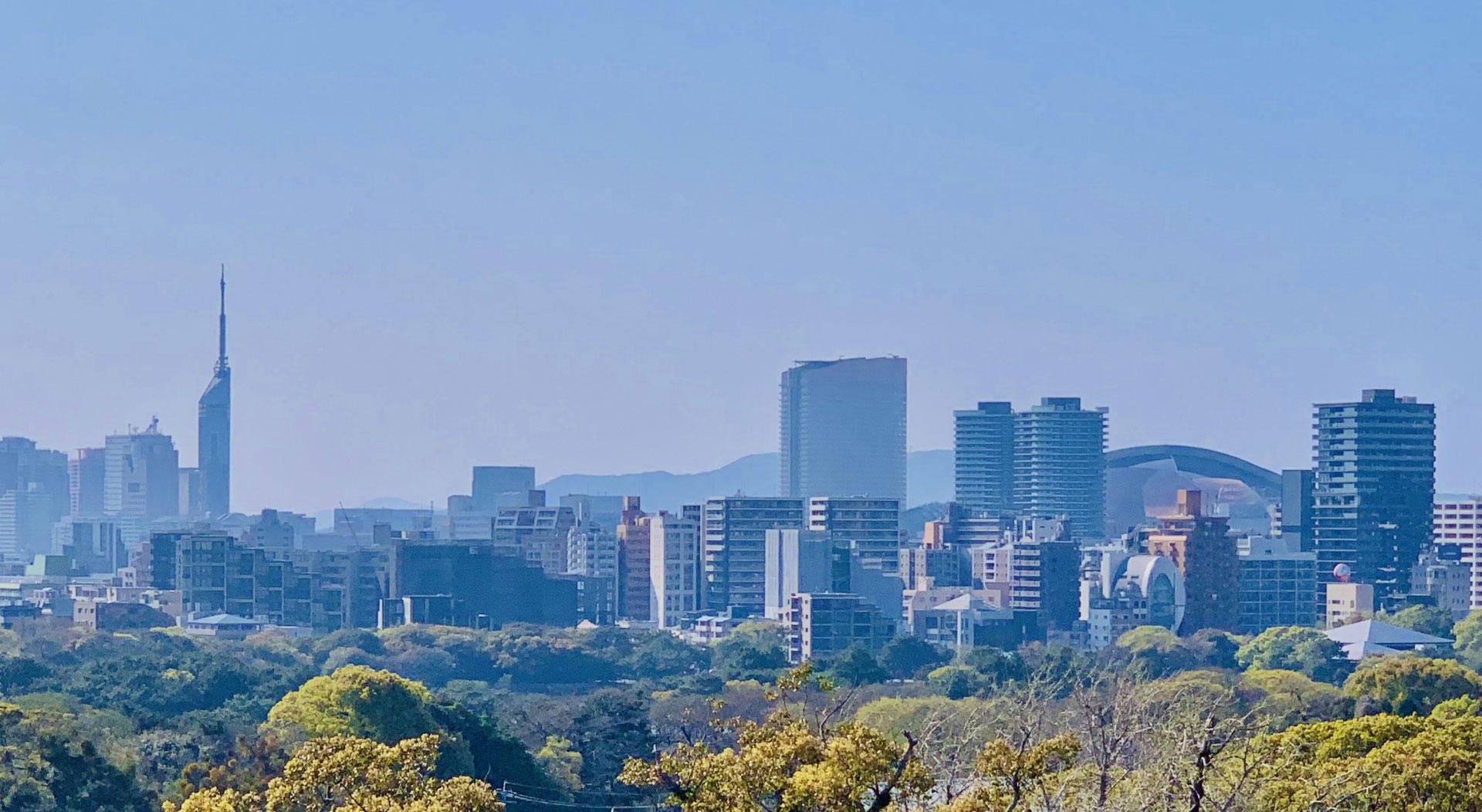 黄砂で霞む福岡の街のイメージ
