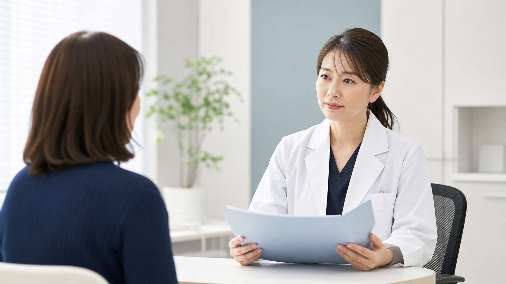医師へ症状を相談する女性