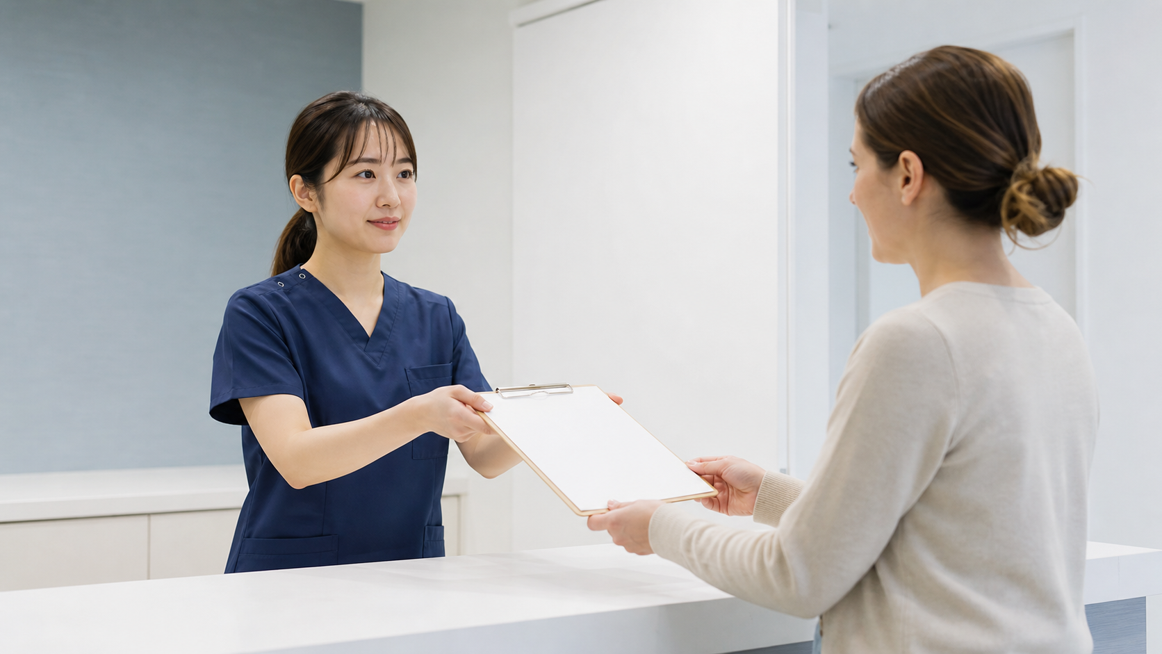 クリニックの受付で患者さまへ案内するイメージ