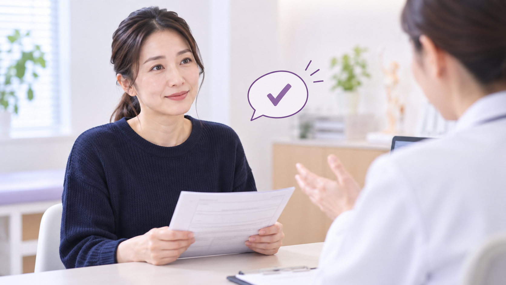 診察室で結果票を手に、医師の話を聞いてほっとした表情の女性